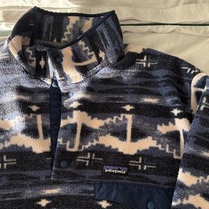 Patagonia Men's Navy and Cream Patterned Sweater